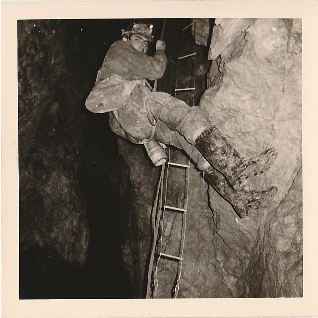 Vercors 1964, Clan des Tritons avec la lampe Aquilon de chez Desautel